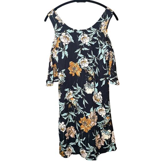 Beautiful Flowy Floral Dress - NWT - Size Medium - Picture 2 of 10